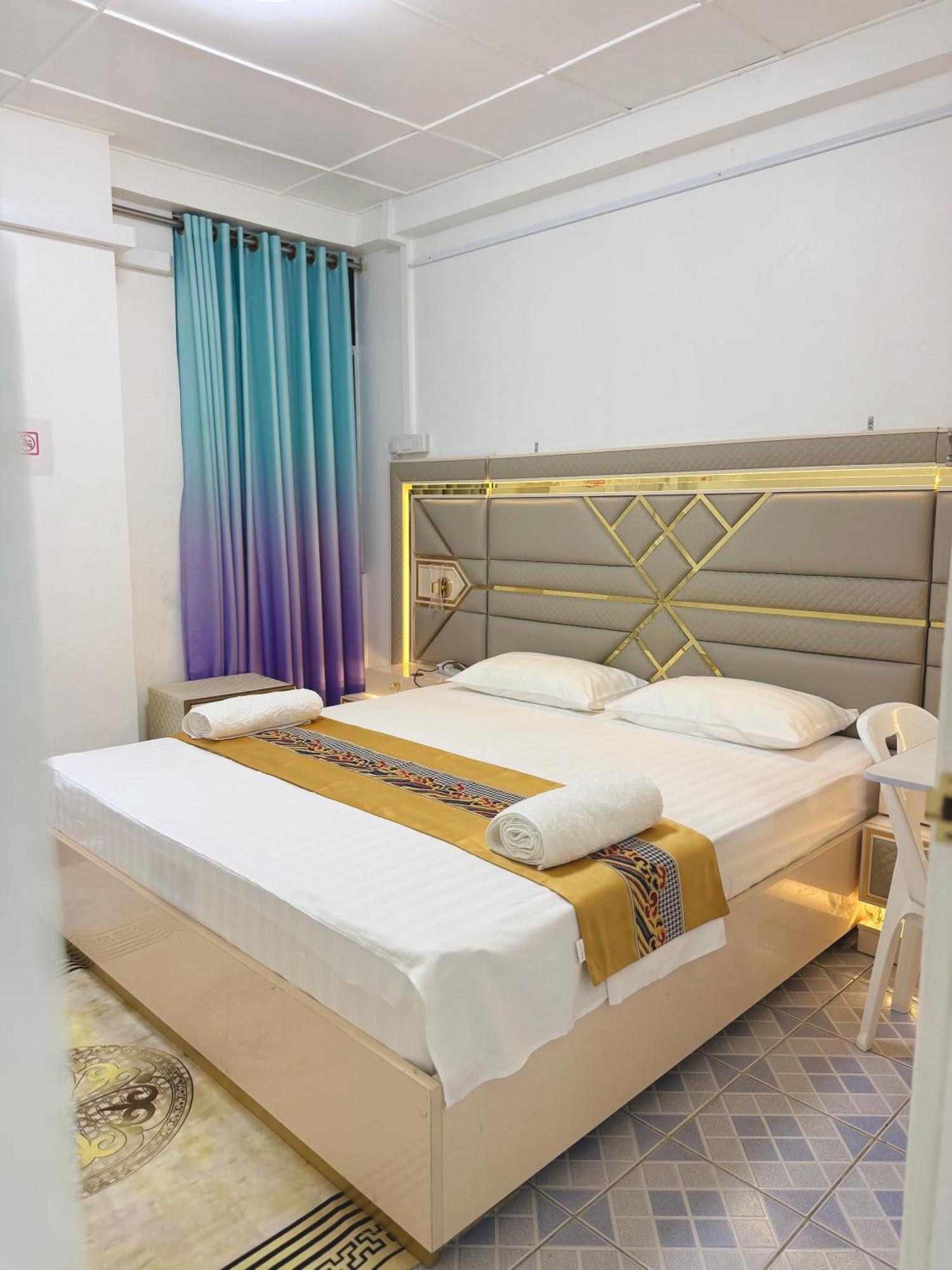 Ontrack Travel Transit Hotel Malé Exteriör bild