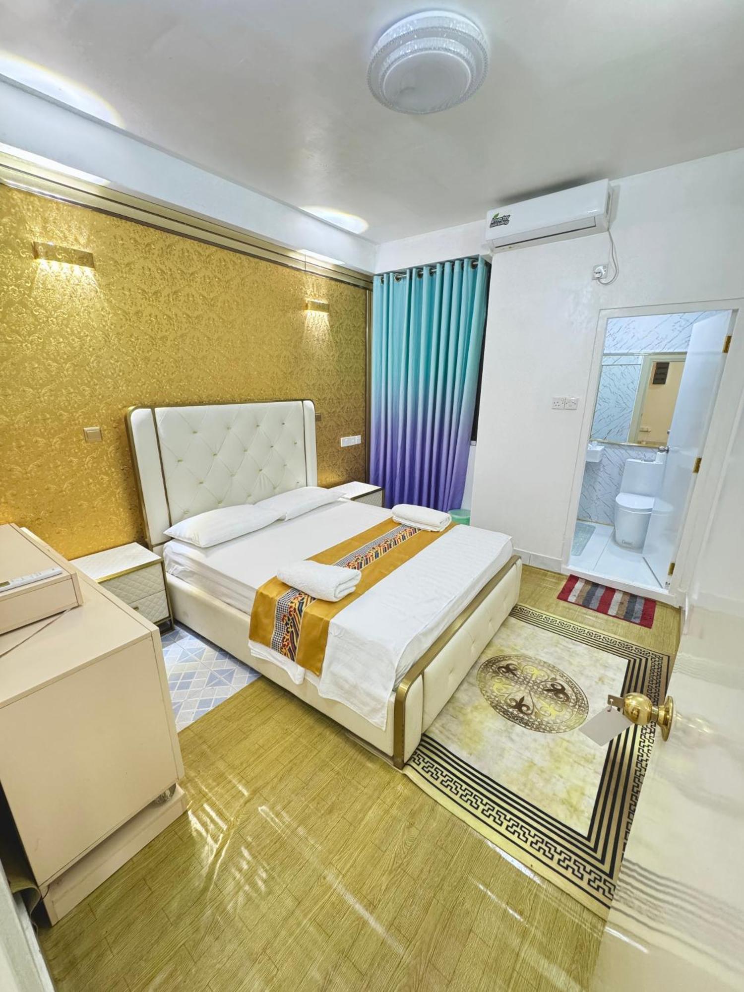 Ontrack Travel Transit Hotel Malé Exteriör bild